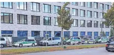  ?? RP-FOTO: CHRISTIAN SCHWERDTFE­GER ?? Razzia des Zolls am Heinrich-Campus in Derendorf – hier sollen Schwarzarb­eiter tätig gewesen sein.