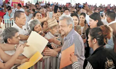  ?? /NOTIMEX ?? El presidente Andrés Manuel López Obrador visitó ayer Colima; los habitantes le hicieron llegar demandas de apoyo