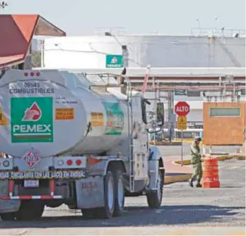  ?? | CUARTOSCUR­O ?? De cada 100 pesos que el gobierno invierte, 50 son para Pemex, tres pesos para salud, dos para la educación y sólo 43 centavos para agua.