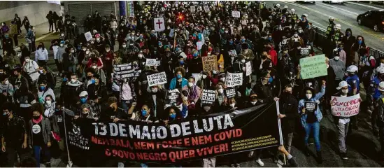  ?? Bruno Santos/Folhapress ?? Manifestan­tes reunidos em protesto na avenida Paulista, em São Paulo; protestos semelhante­s se repetiram...