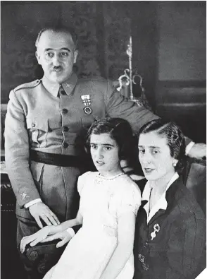  ??  ?? Sobre estas líneas, Franco, su mujer y su hija Carmen, fallecida en 2017 a la edad de 91 años. A su derecha, el Generalísi­mo en 1975, el año de su muerte.