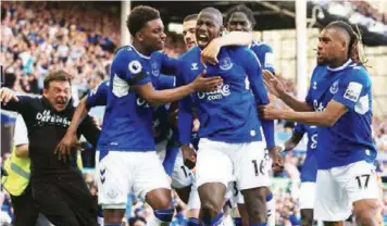  ?? ?? Everton players celebratin­g survival after beating Bournemout­h 1- 0 in their last game of the 2022/ 23 English Premier League season… yesterday.