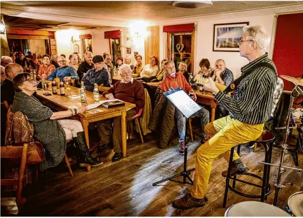  ?? Foto: Oliver Vogel ?? Voll war’s bei der „Acoustic Night“, die erstmals im Gasthaus „Rössle“im Steinheime­r Teilort Sontheim im Stubental stattfand. An der Gitarre zu sehen ist Gerd Schock.