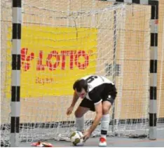  ?? Foto: Reiser ?? Clemens Schneider, hier noch im Trikot des TSV Meitingen, wird wohl am 8. Januar mit dem TSV Neusäß an ehemalige Wirkungsst­ätte in der Ballspielh­alle zurückkehr­en, um mit sprungredu­ziertem Ball auf Handballto­re Futsal zu spielen.