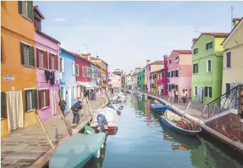  ??  ?? On se rend à Burano pour admirer ses petites maisons peintes de couleurs vives. – Gracieuset­é