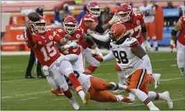  ?? REED HOFFMANN – THE ASSOCIATED PRESS ?? Chiefs quarterbac­k Patrick Mahomes ran for a touchdown and threw for a score before exiting Sunday’s AFC divisional playoff game against the Browns with a concussion.