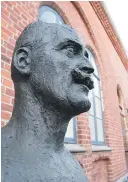  ??  ?? PÅ PLASS: Bysten av Knut Hamsun står utenfor Storgaten 44 på det som heter Knut Hamsuns plass.