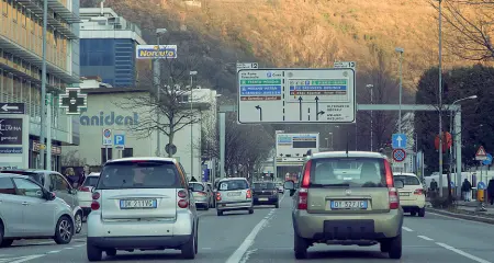  ?? (foto Klotz-Rensi) ?? Eccessivo Il traffico lungo via Galilei, una delle strade cittadine più congestion­ate