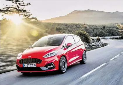  ??  ?? Trotz Downsizing von vier auf drei Zylinder und unveränder­ten 200 PS bleibt der neue Ford Fiesta ST ein kleiner Streetfigh­ter.