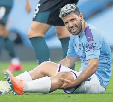  ??  ?? Agüero, tras caer lesionado ante el Burnley en la Premier League, hace ya casi un mes y medio.