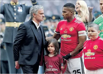  ?? LEE SMITH / REUTERS ?? Entrenador. José Mourinho (i) no está conforme con la plantilla del Manchester United de cara al inicio de la Premier League. Antonio Valencia (d) es el capitán de los Red devils.