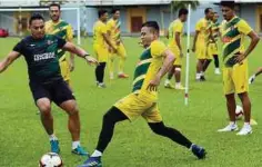  ??  ?? AZMEER (tengah) bersama rakan sepasukan ketika menjalani latihan.