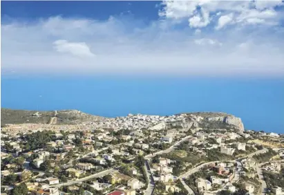  ?? Fotos: Rathaus ?? Ein Meer von Häusern am Mittelmeer: Die Urbanisati­on Cumbre del Sol.