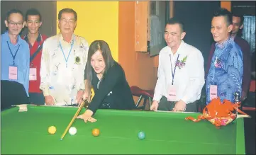  ??  ?? Wong Ging Ming (third left), representi­ng Lee, performs the cue-off for the event. From second left are tournament director Danny Wong, Centre Point owner Ting Kuan Wei and Yeo.