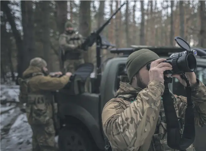  ?? ?? Navádzač s ďalekohľad­om s termovízio­u a laserom.