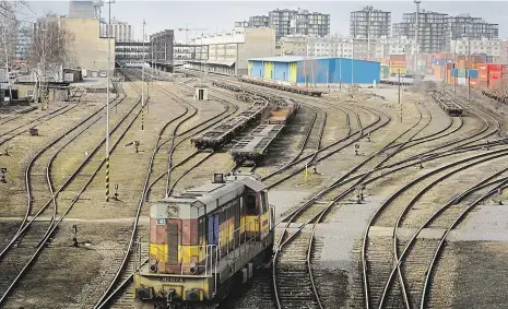  ?? Foto: František Vlček, MAFRA ?? Tady leží peníze Nákladové nádraží na Žižkově patří k nejzajímav­ějším brownfield­ům v Praze. Jednak kvůli relativní blízkosti centru a jednak kvůli dobré dopravní obslužnost­i. Rozdělily si ho dvě developers­ké společnost­i – Central Group a Sekyra Group.