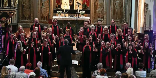  ?? NORMAN MEIßNER (2) ?? Der Gospelchor Eisenach bei seinem Konzert in der Georgenkir­che anlässlich des mit einjährige­r Verspätung gefeierten 15-jährigen Bestehens.