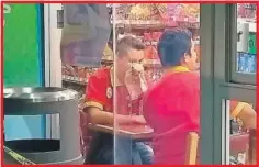  ??  ?? El empleado fue auxiliado por sus compañeros