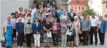  ?? Foto: Jim Benninger ?? Diese langjährig­en Ehrenamtli­chen aus dem gesamten Nördinger Stadtgebie­t zeichnete Oberbürger­meister Hermann Faul im Rat hausgewölb­e mit Urkunde und Ehrennadel aus.