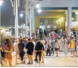  ?? JESÚS MARÍN ?? Ambiente en el Paseo Marítimo tras el estado de alarma.