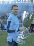  ??  ?? Capitano Senad Lulic con il trofeo