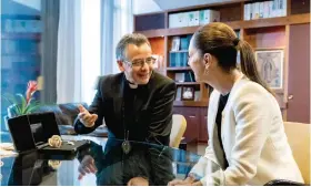  ?? ?? SHEINBAUM entregó ayer una rosa bendecida por el Papa al rector de la Basílica, ayer.