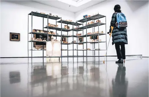  ?? FOTO: ANDREAS ENDERMANN ?? Eine Rauminstal­lation von Joseph Beuys: Auf dem Lagerregal befinden sich DDR-Lebensmitt­el aus den 80er Jahren.