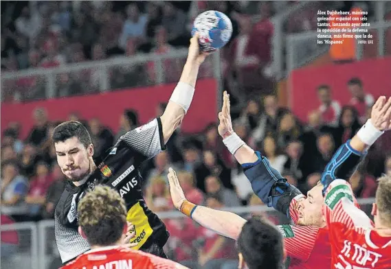  ?? FOTO: EFE ?? Álex Dujshebaev, máximo goleador español con seis tantos, lanzando ayer ante la oposición de la defensa danesa, más firme que la de los ‘Hispanos’