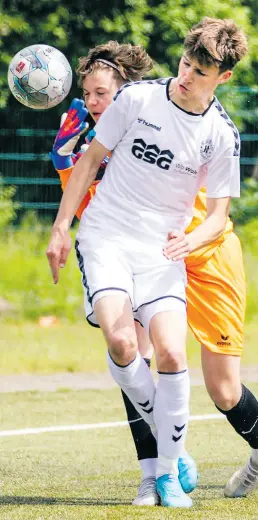  ?? ?? Nicht alle Chancen nutzten die B-Junioren des JFV (weißes Trikot), aber Borgfeld wurde 3:0 besiegt.