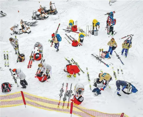  ?? APA/EXPA/JOHANN GRODER ?? Abstand halten und Maske tragen: So bereiten sich die Ski-Damen auf den Weltcup-Start in Sölden vor
