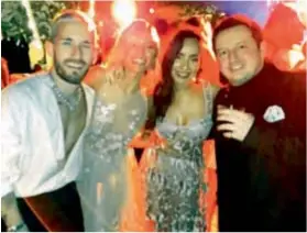  ??  ?? El “alma de la fiesta” fueron sus dos hermanos Mau y Ricky, que subieron al escenario con Manuel Turizo y encendiero­n la pista de baile. La boda fue el escenario en donde Ricky oficializó noviazgo con la actriz Stefi Roitman.