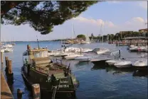  ??  ?? Au sud du lac de Garde, la ville de Desenzano abrite un petit port charmant et un club de voile très actif.