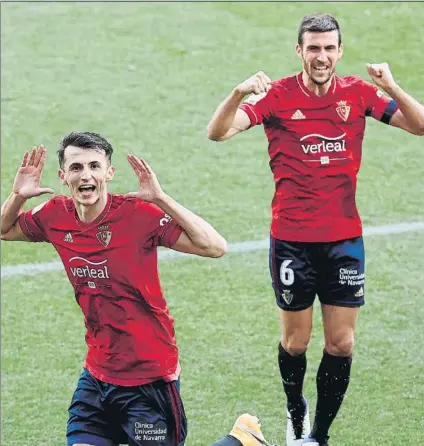  ?? FOTO: EFE ?? Ante Budimir y Oier Sanjurjo celebran uno de los dos tantos del delantero croata, que ayer anotó su primer doblete como jugador rojillo
Sporting, 0
Las Palmas, 2