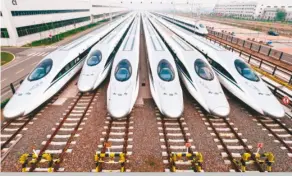  ??  ?? 中國京滬高鐵今年營收­可望突破人民幣300­億元。(本報資料照片)