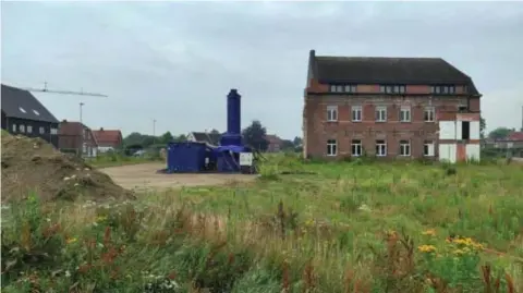  ?? FOTO GVB ?? De tijdelijke waterzuive­ringsinsta­llatie werd op 6 juli aan het infiltrati­ebekken in gang gezet, maar afgelopen weekend alweer stilgelegd.