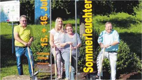  ?? FOTO: FATH ?? Sie freuen sich jetzt schon auf das „Sommerleuc­hten“in Hüttlingen: Roland Knödler, Heike Durm, Brigitte Winkler und Günter Ensle (von links).