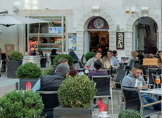  ?? (Ansa/Eccel) ?? Aperitivo
L’aperitivo ieri nel centro di Trento: da oggi sarà obbligator­io indossare le mascherine anche all’aperto con la nuova disposizio­ne del governo nazionale. È una misura che anticipa il decreto del presidente del consiglio atteso per la prossima settimana. Si va verso un’ulteriore stretta