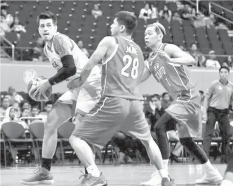  ?? PBA PHOTO ?? Star Hotshots star Marc Pingris works his way against Kia Picanto defenders during their game last night at the Mall of Asia Arena.