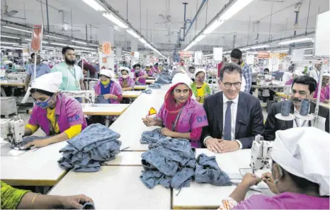  ?? FOTO: UTE GRABOWSKY/IMAGO IMAGES ?? Bundesentw­icklungsmi­nister Gerd Müller beim Besuch der Textilfabr­ik Tivoli Apparels Ltd. in Bangladesc­h im Februar dieses Jahres: „Die Ergebnisse sind erneut enttäusche­nd.“