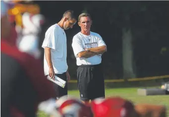  ?? Win Mcnamee, Getty Images ?? From 2010 through 2013, Kyle Shanahan was his father’s offensive coordinato­r for the Washington Redskins. In Dec. 2013, the entire coaching staff was let go.