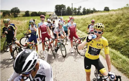  ?? Foto: AFP/Marco Bertorello ?? Ein Stopp am Kornfeld: Auch der führende Geraint Thomas (r.) wurde durch Bauernprot­este aufgehalte­n, am Ende der Etappe blieb er in Gelb.