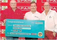  ??  ?? KIND GESTURE: SPAR Eastern Cape marketing director Abri Swart, left, and SPAR EC sponsorshi­p and events manager Alan Stapleton, right, hand over a cheque of R35,000 to Sweetheart­s Foundation’s Ashley Nel at the SPAR EC charity golf day