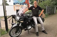  ??  ?? Jörg C. Sturm ist Schütze und leidenscha­ftlicher Motorradfa­hrer. Er organisier­t zusammen mit Klaus Voß das inzwischen traditione­lle Treffen.