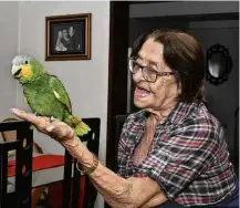  ?? Arquivo pessoal ?? Izaura Dantas,94, com o papagaio Leozinho, em sua casa