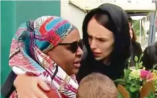  ?? FOTO ČTK/AP ?? Jacinda Ardernová utěšuje muslimy v hlavním městě Wellington­u