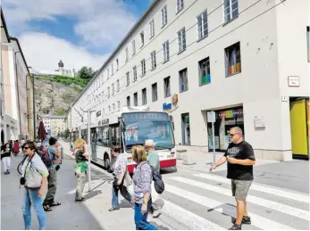  ?? BILD: SN/ROBERT RATZER ?? Blick in die Griesgasse mit dem bekannten Geschäftsh­aus AVA-Hof.