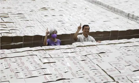  ?? PHOTOGRAPH BY JOEY SANCHEZ MENDOZA FOR THE DAILY TRIBUNE @tribunephl_joey ?? MANILA Mayor Isko Moreno and Vice Mayor Honey Lacuna stand in between boxes of relief packages set for distributi­on in several districts of the City.