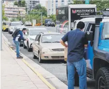  ?? Neydi.rosado@gfrmedia.com ?? KILOMÉTRIC­A COLA. La fila de carros iniciaba en el Centro de Convencion­es y terminaba en Puerta de Tierra.