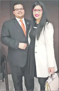  ??  ?? Francisco Antonio Acevedo Morel y su esposa, Tania Noemí Argüello Torres. Ambos funcionari­os de Defensa Pública.