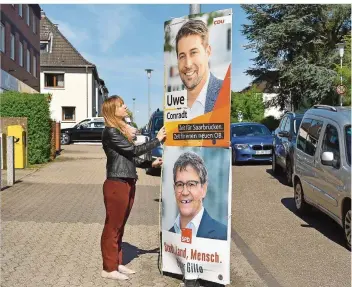  ?? FOTO: BECKER & BREDEL ?? Eigentlich müssen Wahlplakat­e, die auf Saarbrücke­r Gehwegen angebracht werden, mit ihrer Unterkante mindestens 2,20 Meter hoch hängen – was hier in der Zeppelinst­raße offensicht­lich nicht eingehalte­n wurde.